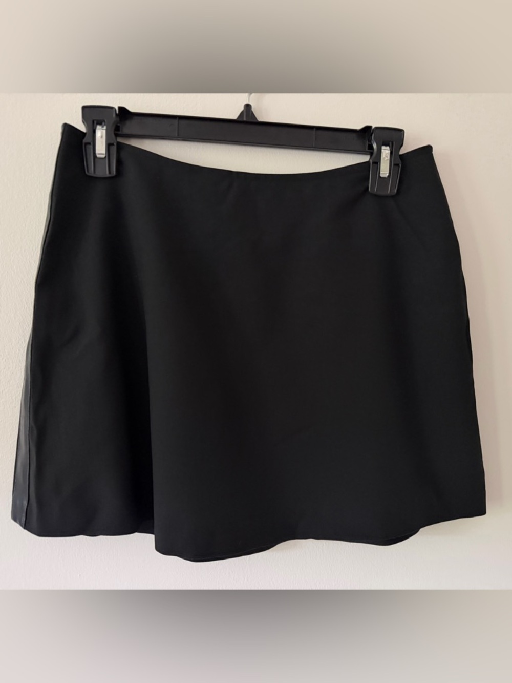 Le Château Black Satin Mini Skirt Size 7 Made in Canada A-Line Sleek Minimalist